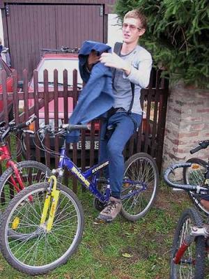 Tomas na kole-houpačce. Foto: Tok