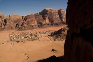 Výhled na vesničku Wadi Rum a věže Jebel um Ishrin