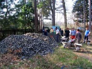 25 tun kameniva pro rekonstrukci cesty u Křemenové